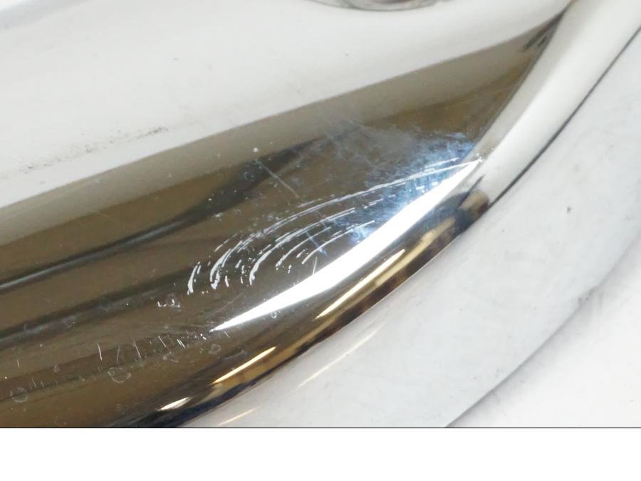 Snett nerifrån på Bakskärmskromstag från en Suzuki VZR 1800 -2009 motorcykel.