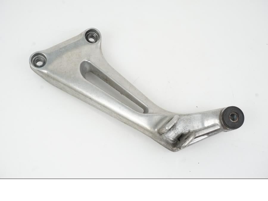 Framsidan på Fotpinnefäste från en Aprilia Tuono V4R -2016 motorcykel.