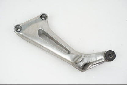 Framsidan på Fotpinnefäste från en Aprilia Tuono V4R -2016 motorcykel.