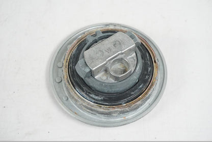 Snett uppifrån på <p>Låssats från Honda XL 650 V 2000.</p>

<p>1st nyckel, tändningslås, sadellås, tanklock/lås.</p>

<p>HISS antenn. Slitage av lack på tändningslåset se bild.</p> motorcykel.