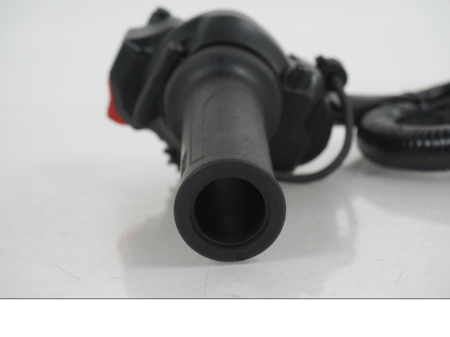 Snett uppifrån på Styrelreglage från en Yamaha MT-09 Tracer -2021 motorcykel.