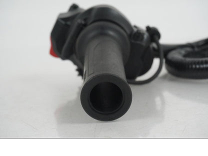 Snett uppifrån på Styrelreglage från en Yamaha MT-09 Tracer -2021 motorcykel.