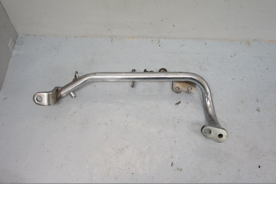 Baksidan på Fotpinnefäste från en Yamaha XV 535 -2001 motorcykel.