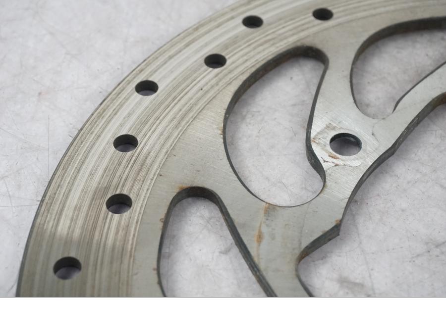 Vänster sida på Bromsskiva från en BMW K 1600 GTL -2015 motorcykel.