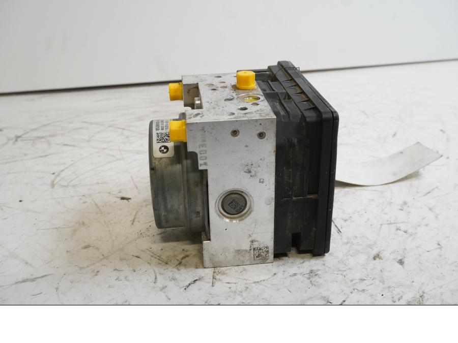 Baksidan på ABS Modulator från en BMW R 1200 GSA -2014 motorcykel.