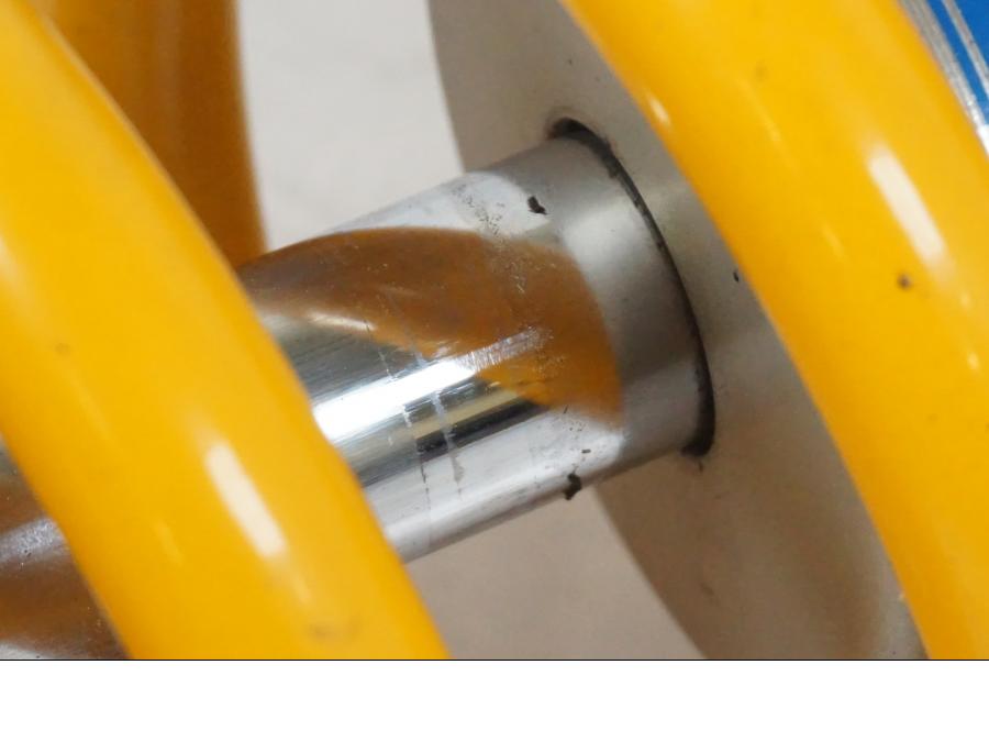 Vänster sida på Stötdämpare Öhlins från en Yamaha MT-09 -2019 motorcykel.