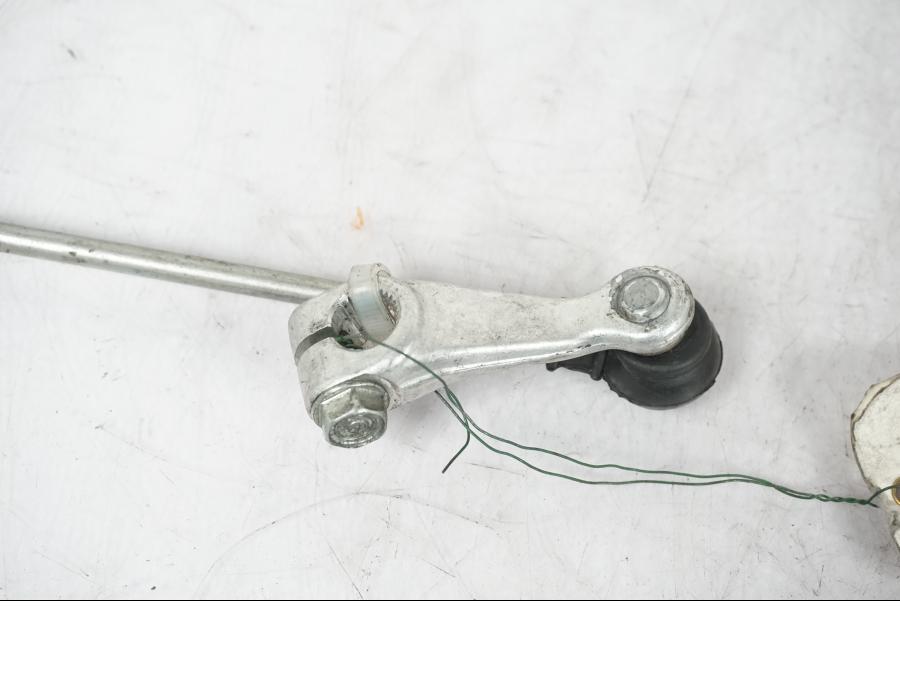 Baksidan på Växellänkage från en Honda VTR 1000 F -2003 motorcykel.