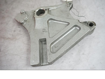 Framsidan på Bromsoksfäste från en Kawasaki Z 1000 -2008 motorcykel.