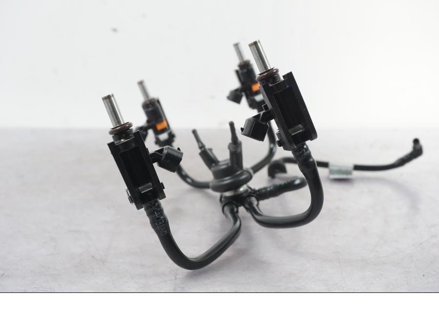 Vänster sida på Fuel Rail från en Ducati Multistrada V4 -2024 motorcykel.