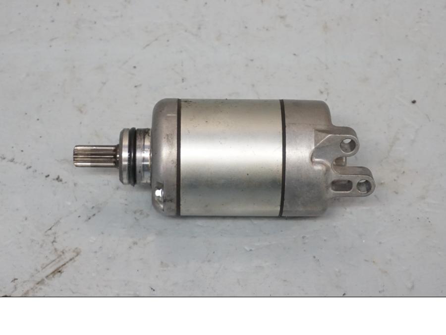 Baksidan på Startmotor från en Yamaha XJ 6 -2011 motorcykel.