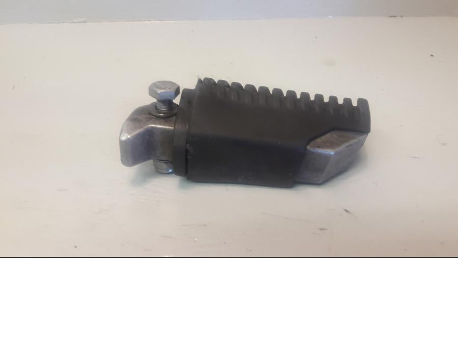 Baksidan på Fotpinne från en BMW F 800 GS -2009 motorcykel.