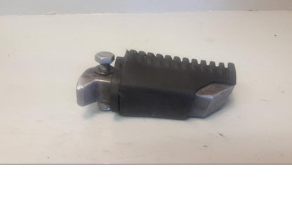 Baksidan på Fotpinne från en BMW F 800 GS -2009 motorcykel.