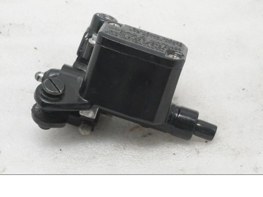 Framsidan på Bromshuvudcylinder från en KTM 125 Duke -2015 motorcykel.