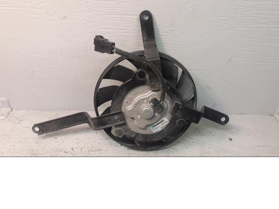 Baksidan på Vattenkylfläkt från en Triumph Daytona 675 -2009 motorcykel.