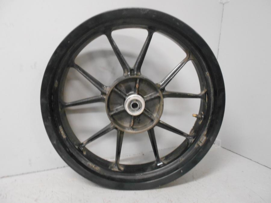 Baksidan på Fälg från en KTM 125 Duke -2014 motorcykel.