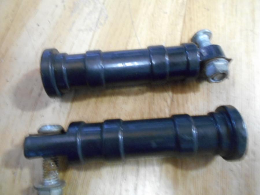 Framsidan på Fotpinnesats från en H-D Dyna Street Bob FXDB/I -2007 motorcykel.