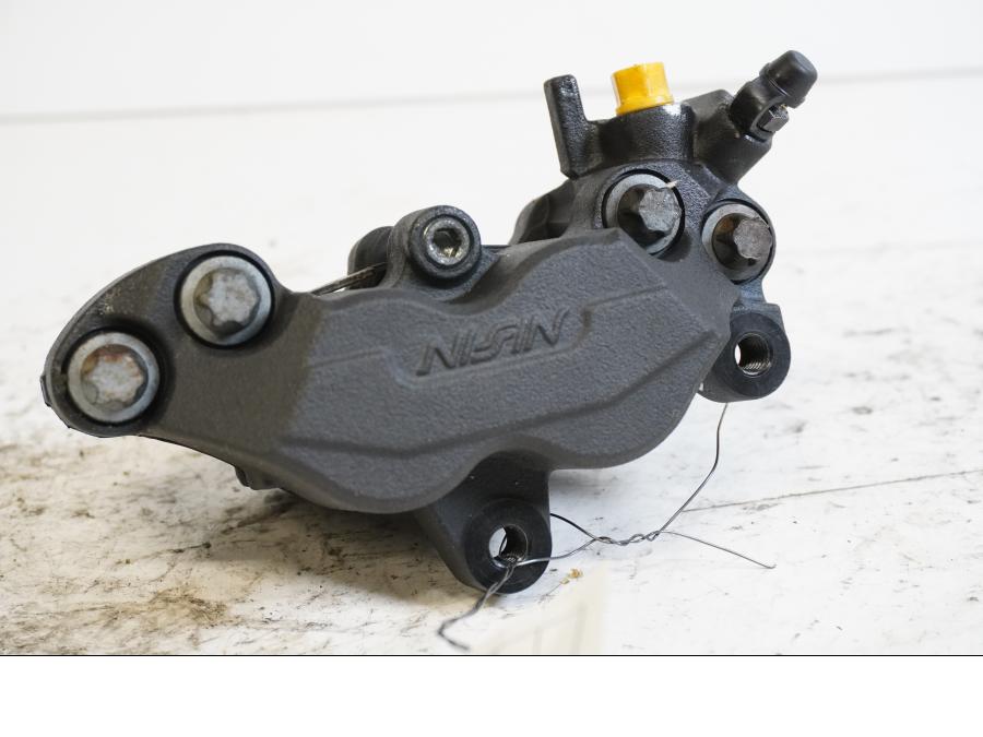 Baksidan på <p>Bromsok vänster fram från Kawasaki Z 900 2017.</p>

<p>Nissin. Bromsbelägg. Fyra kolvs ok. Bra skick.</p> motorcykel.