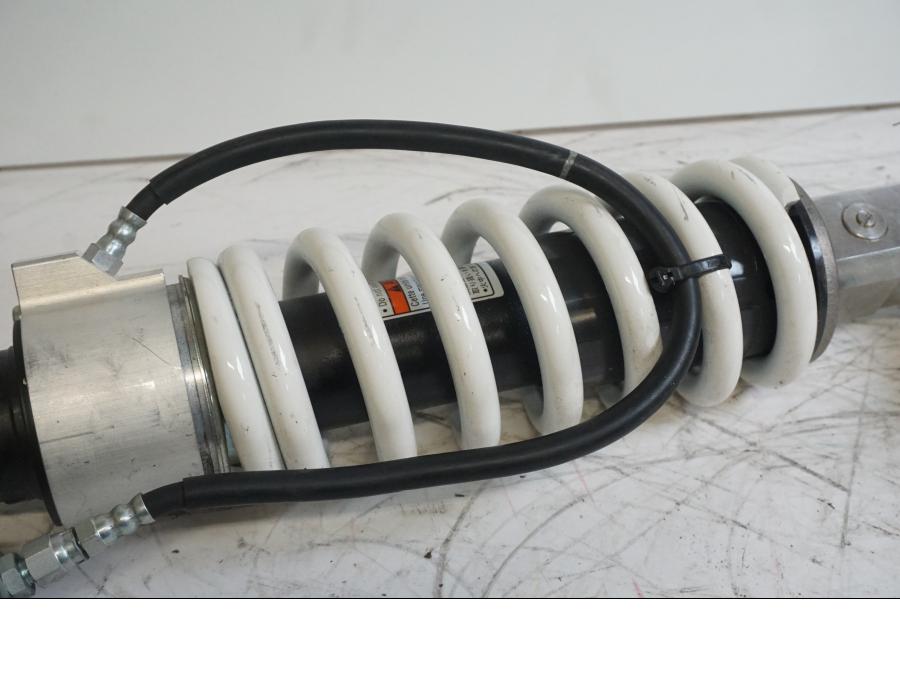 Snett uppifrån på Stötdämpare från en Kawasaki Versys 1000 -2012 motorcykel.