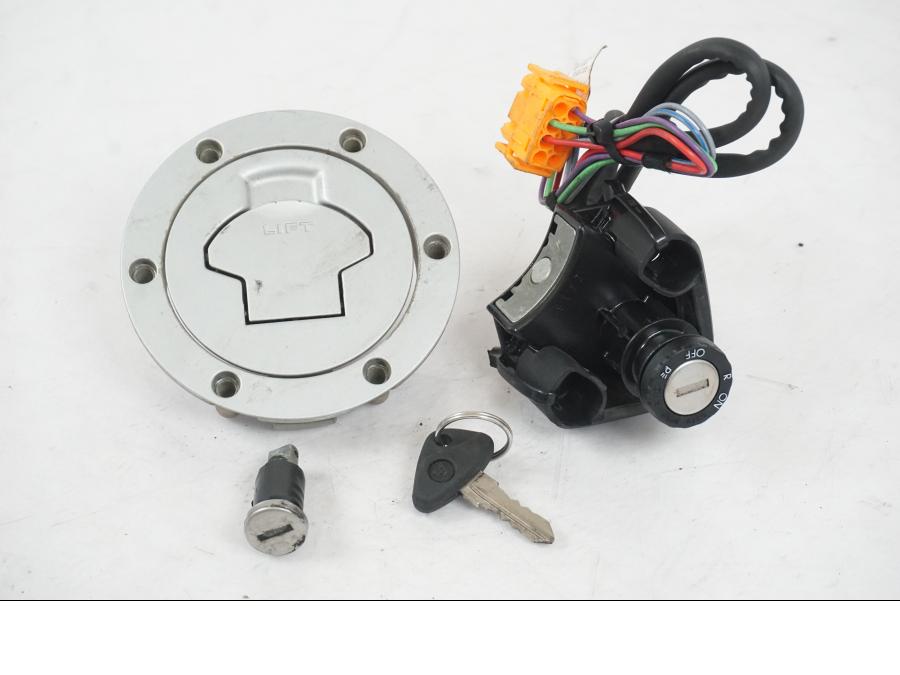 Framsidan på <p>Låssats från BMW K 1200 RS 1998.</p>

<p>Tändningslås, 1st nyckel, tanklock och sadellås.</p> motorcykel.