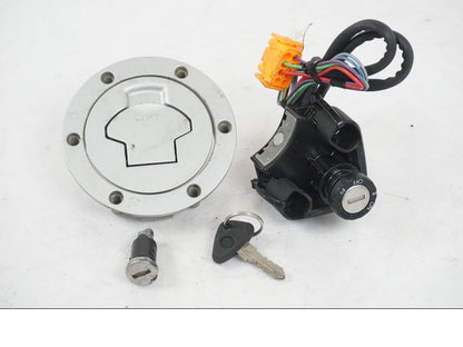 Framsidan på <p>Låssats från BMW K 1200 RS 1998.</p>

<p>Tändningslås, 1st nyckel, tanklock och sadellås.</p> motorcykel.