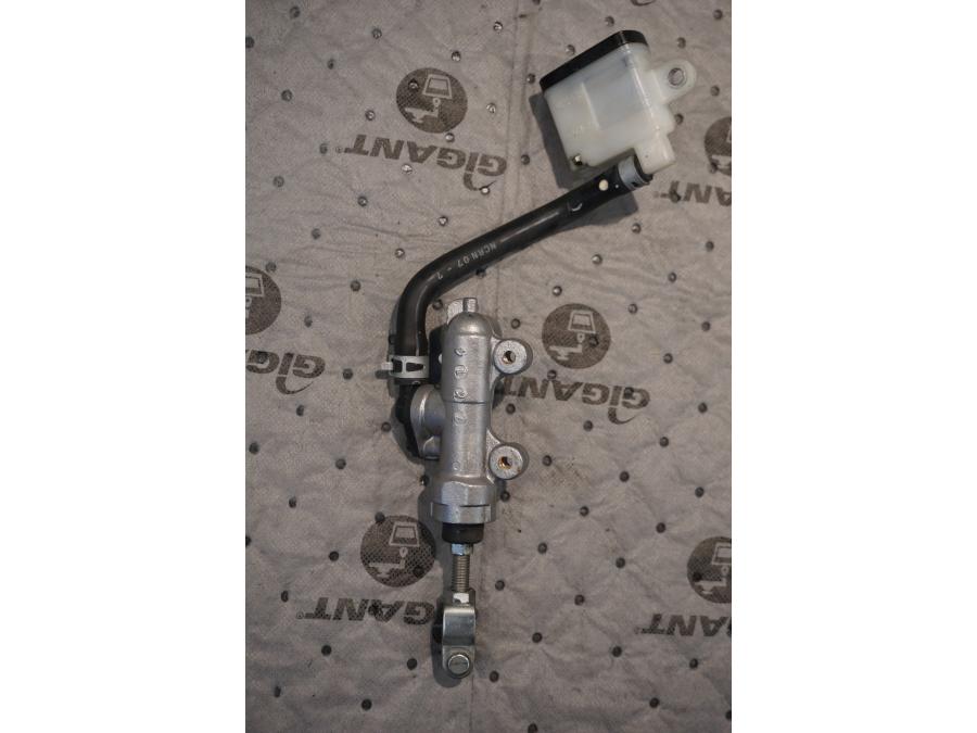 Framsidan på Bromshuvudcylinder från en Suzuki GSX-R 1000 -2008 motorcykel.