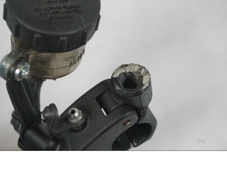 Höger sida på Kopplingshuvudcylinder från en KTM 1290 Super Duke R -2018 motorcykel.