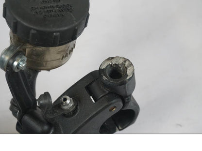 Höger sida på Kopplingshuvudcylinder från en KTM 1290 Super Duke R -2018 motorcykel.