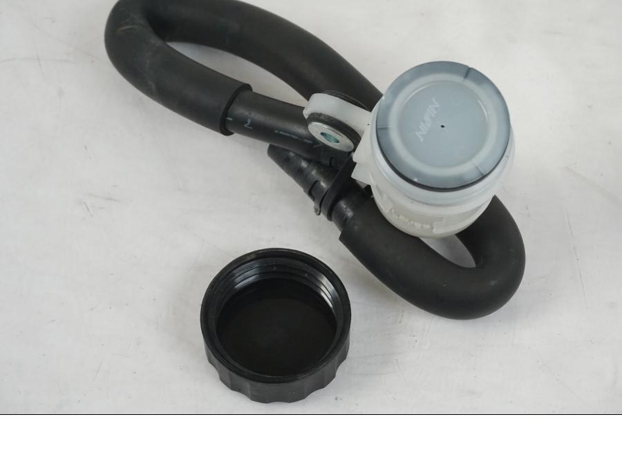 Snett uppifrån på Bromsvätskebehållare från en Yamaha MT-09 -2019 motorcykel.