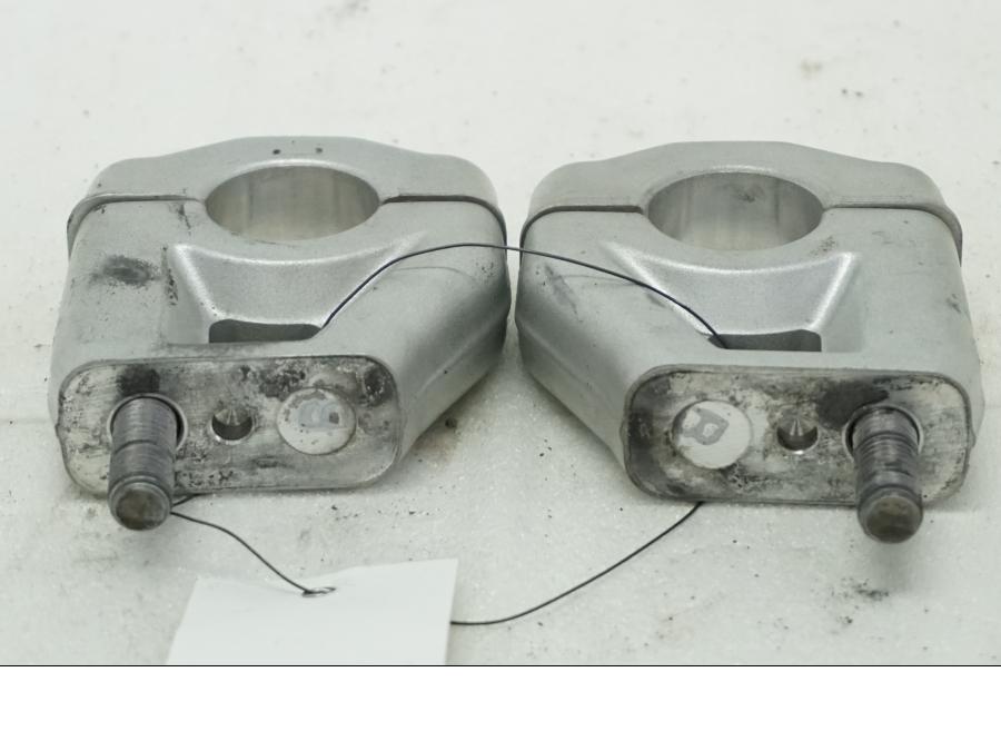 Framsidan på Styrfäste från en BMW R 1200 GSA -2011 motorcykel.