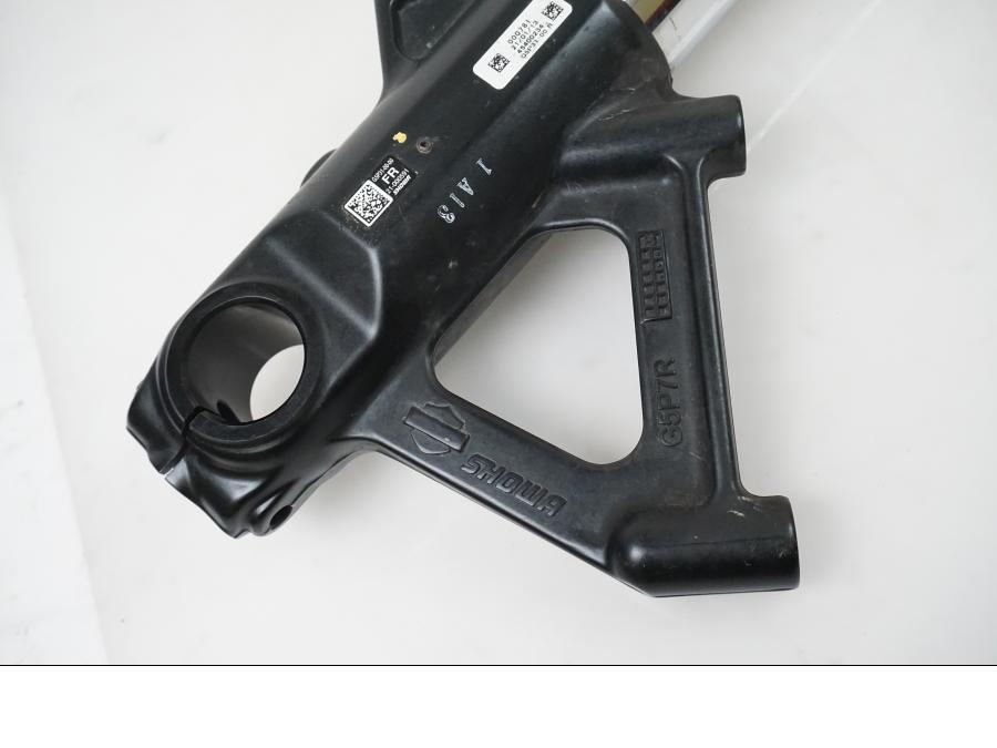 Höger sida på Gaffelben från en H-D Adventure Pan America Special RA1250S -2021 motorcykel.