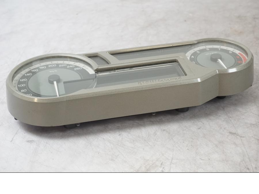 Snett uppifrån på Instrumentpanel från en BMW K 1600 GTL -2015 motorcykel.