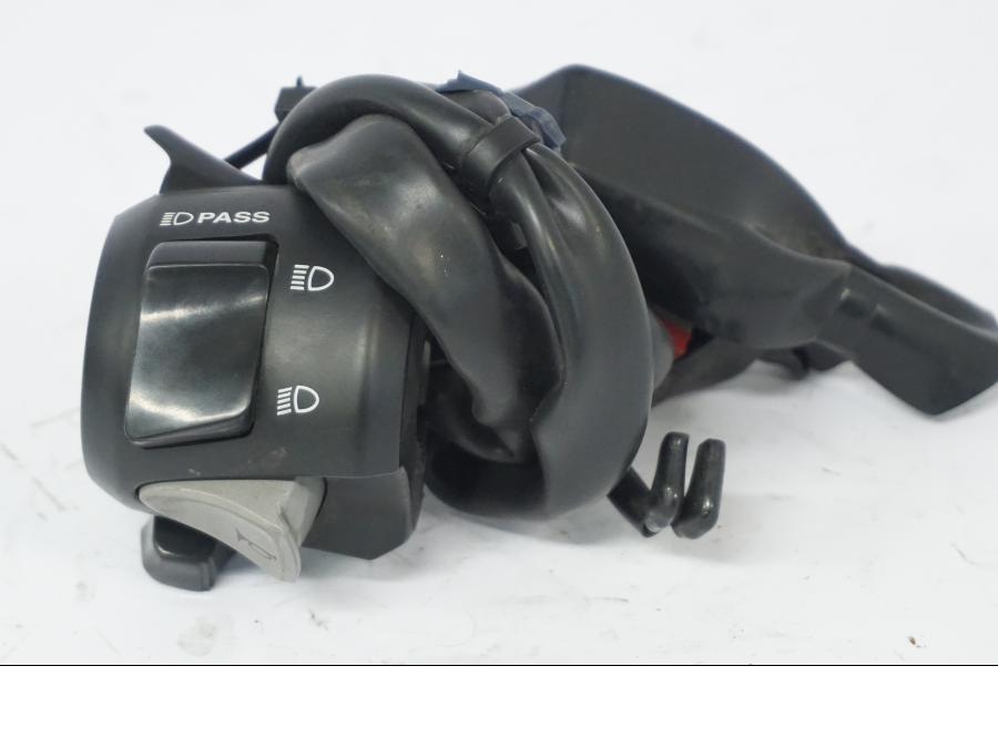 Baksidan på Styrelreglage från en Honda CB 500 X -2015 motorcykel.