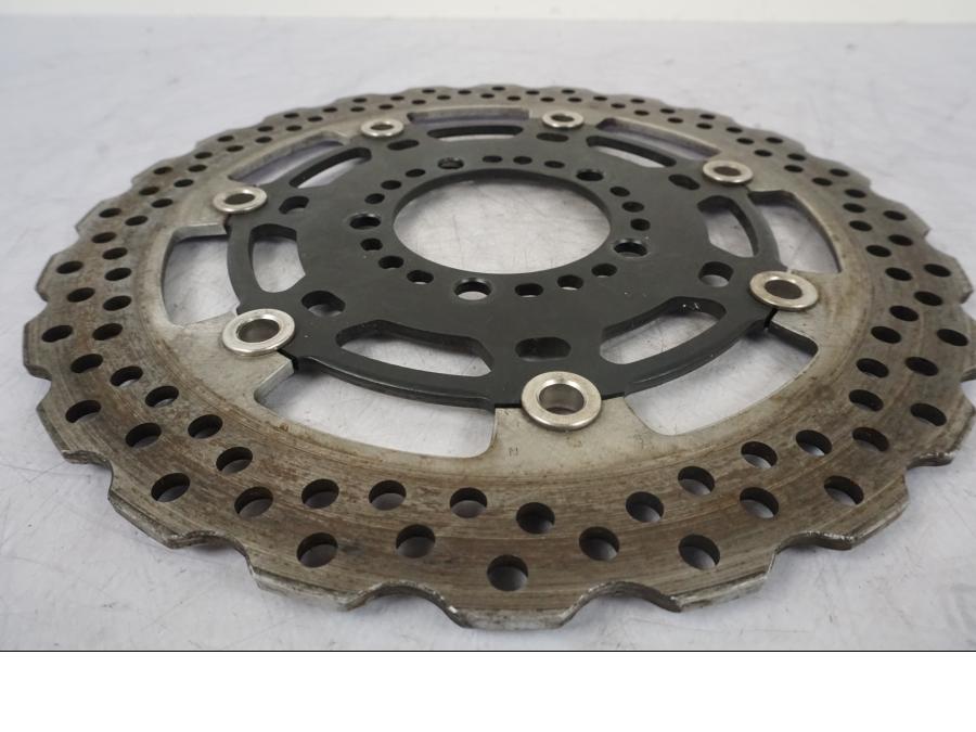 Snett uppifrån på Bromsskiva från en Kawasaki Z 800 -2014 motorcykel.