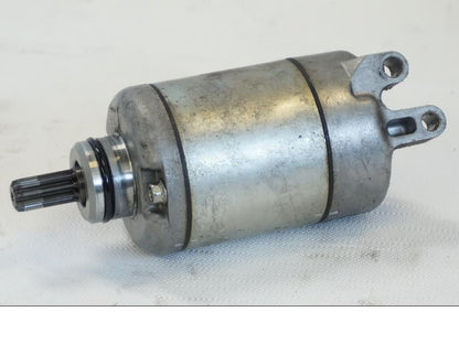 Höger sida på Startmotor från en Yamaha YZF R6 -2006 motorcykel.