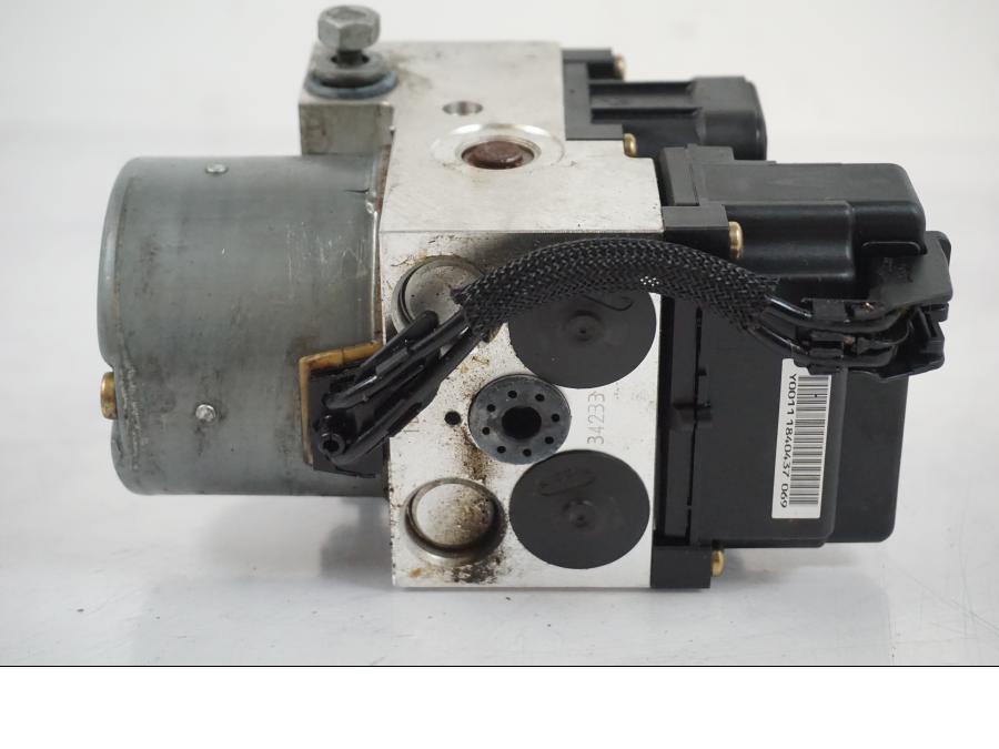 Snett nerifrån på ABS Modulator från en BMW F 650 CS -2002 motorcykel.