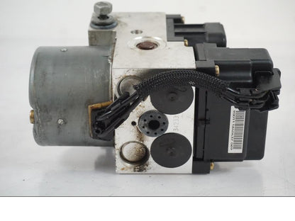 Snett nerifrån på ABS Modulator från en BMW F 650 CS -2002 motorcykel.