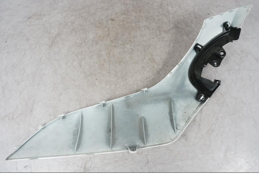 Snett nerifrån på Sidopanel från en Honda ANC 125 -2022 scooter.