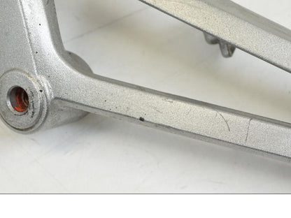 Baksidan på Fotpinnefäste från en Yamaha YZF 1000 R1 -2009 motorcykel.