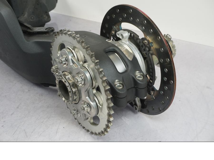 Vänster sida på Sving från en Ducati Streetfighter V4 -2020 motorcykel.