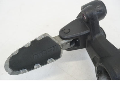 Extrabild1 på Fotpinnefäste från en Ducati Hyperstrada -2013 motorcykel.