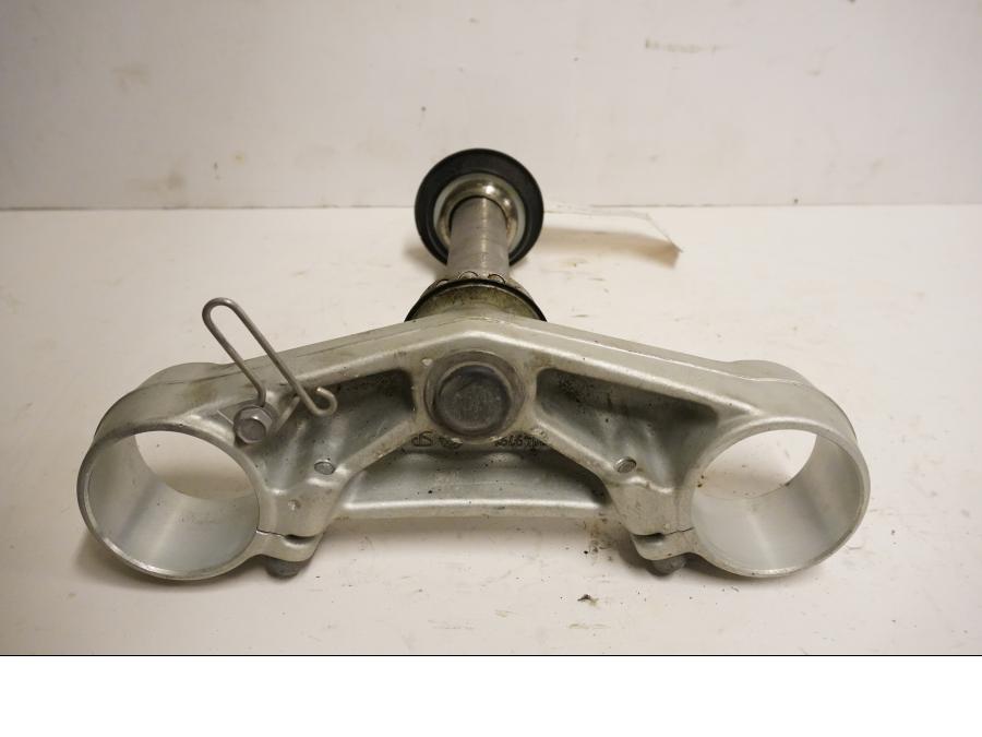 Baksidan på Gaffelkrona från en Triumph Tiger 800 -2011 motorcykel.