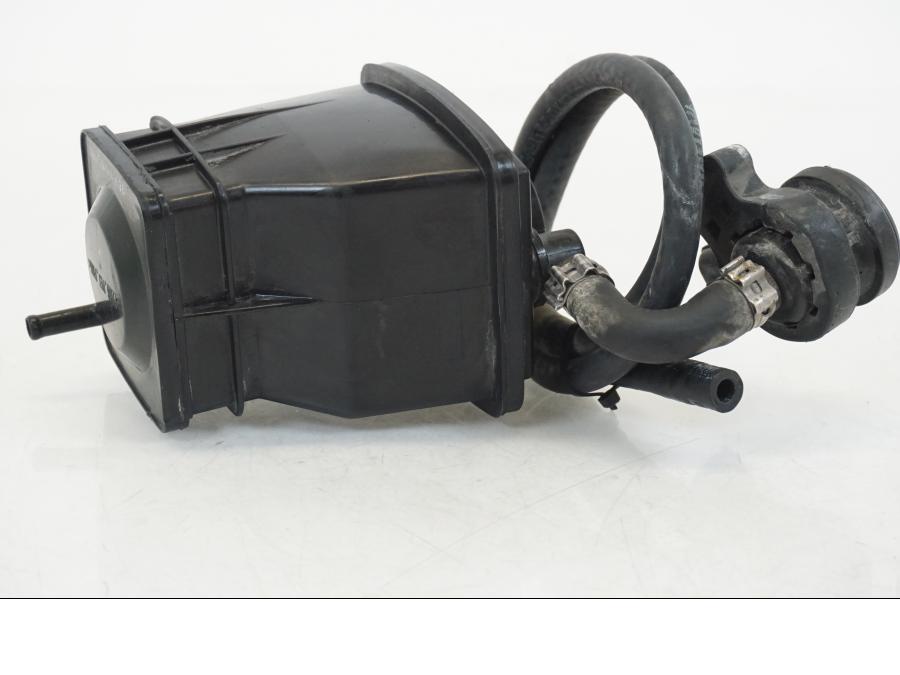 Snett nerifrån på Fuel Evap System från en Ducati Streetfighter V4 -2020 motorcykel.