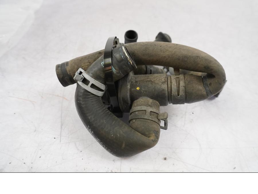 Snett uppifrån på Vattenkyl Slang Set från en KTM 125 Duke -2017 motorcykel.