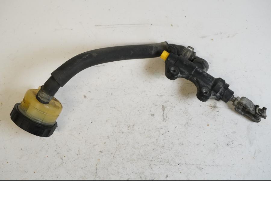 Baksidan på Bromshuvudcylinder från en Triumph Tiger -2002 motorcykel.