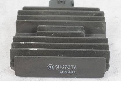 Snett uppifrån på Likriktare från en Kawasaki ER-6N -2016 motorcykel.