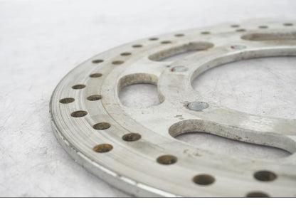 Snett uppifrån på Bromsskiva från en Kawasaki VN 1500 Mean Streak -2002 motorcykel.