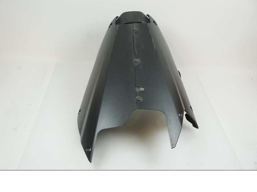 Snett nerifrån på Magkåpa från en Aprilia RS 660 -2022 motorcykel.