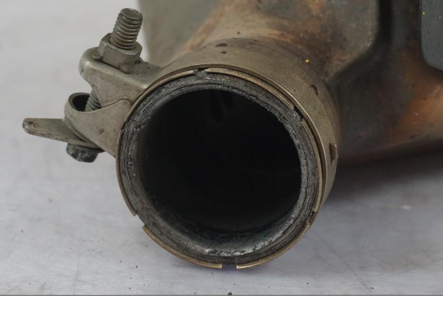 Snett nerifrån på Mellanburk från en Kawasaki ZX-10R -2008 motorcykel.