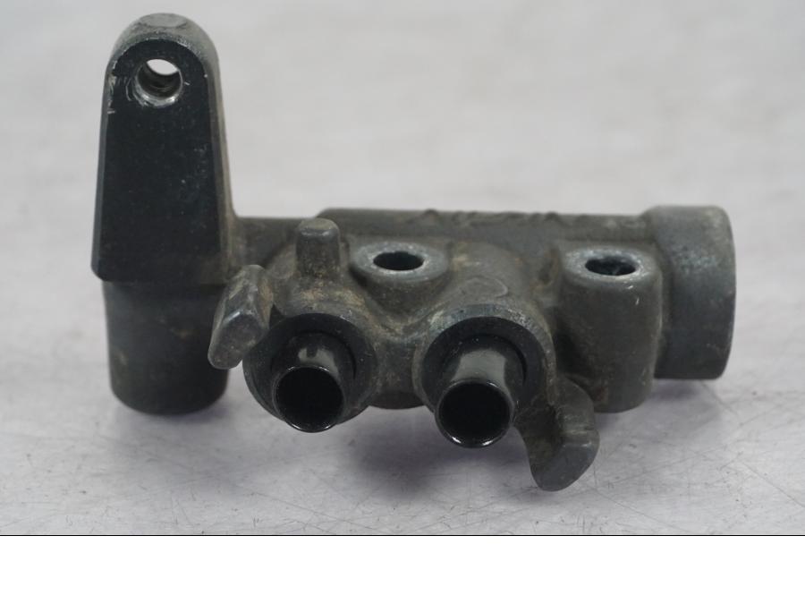 Baksidan på Bromsfördelare från en Honda CBR 1100 XX -1999 motorcykel.