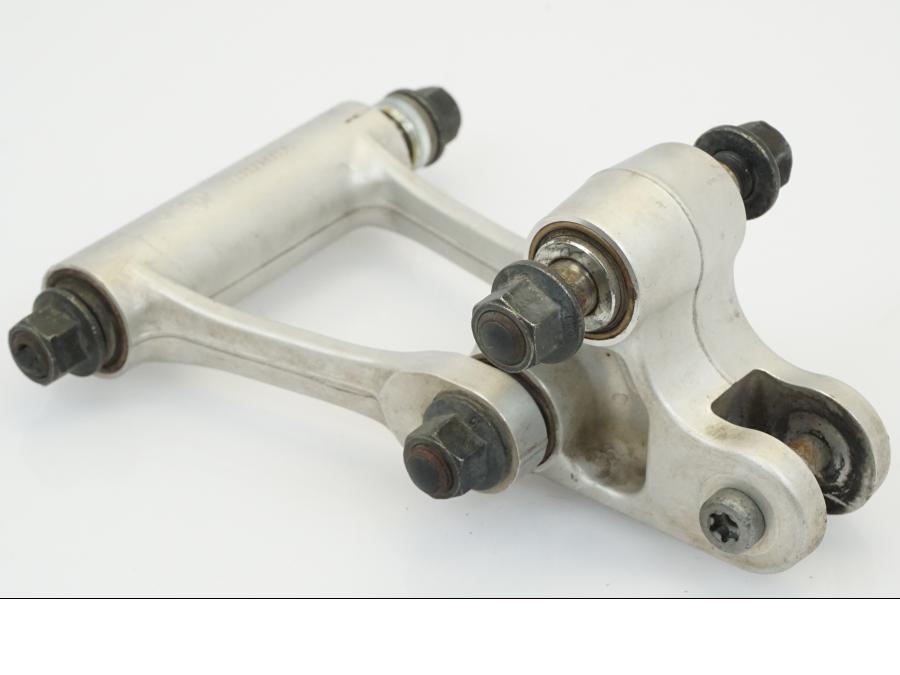 Framsidan på Stötdämparlänkage från en KTM 690 Duke -2012 motorcykel.